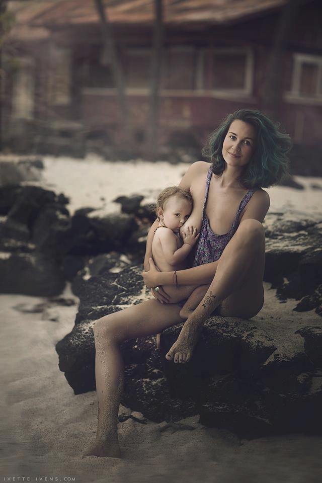 Inspirující fotky žen ukazují, že kojení je přirozená věc, kterou naše děti potřebují