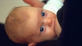 Matky by se neměly nechat odradit od kojení pláčem svých dětí