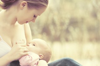 Změny po porodu: Jak na problémy s kojením, psychikou, při sexu a další potíže?