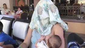 Žena si při kojení místo prsou zakryla hlavu.