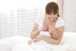 Technika kojení je velice důležitá. Pokud si nevíte rady, požádejte o pomoc laktační poradkyni.