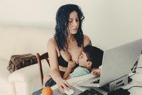 Matka kojící 4letého syna pobouřila internet: Pedofilko, nadávají ji