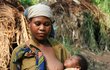 Jakmile pygmejská dívka dosáhne první menstruace, stává se plodnou a od té doby rodí děti. Často se v deseti, jedenácti letech vdají a rodiny čítají někdy až patnáct dětí.