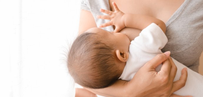 Co dělat, když se miminko nemůže při kojení přisát