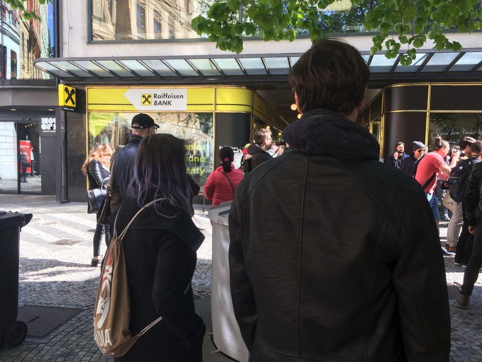 Happening kojících maminek v pobočce Raiffeisenbank proběhl v poklidu. Akci navštívilo více novinářů, než samotných maminek.