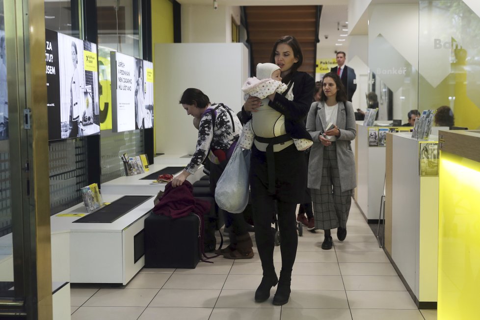 Happening kojících maminek přišlo podpořit nečekaně malé množství. Přesto akce vzbudila velkou pozornost veřejnosti i médií.