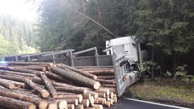 Na Karlovarsku havaroval náklaďák vezoucí dřevo: Těžké klády zasáhly osobní vůz!
