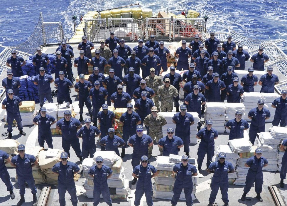 Jediná loď pobřežní stráže u Floridy zadržela přes 6 tun kokainu (červen 2023).