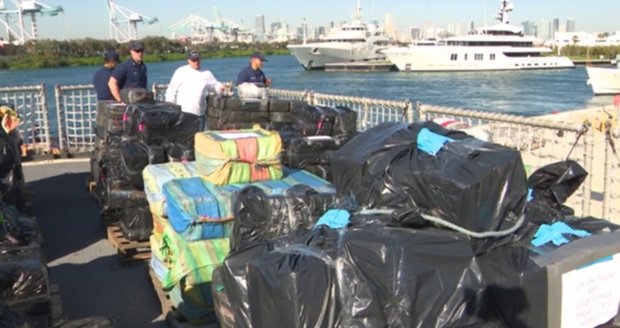 Podobný incident řešili v březnu 2019 i v Miami, kde našli stovky kil kokainu ve vodě