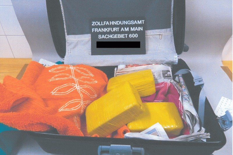 12 kilo kokainu pašovala ve služebních kufrech trojice zaměstnanců letiště.
