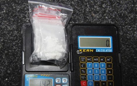Policie při domovních prohlídkách v několika objektech našla kokain...