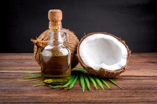 Kokosový olej: Kdy pomáhá a na co si u něj dát pozor