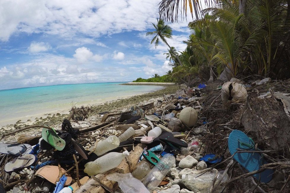 Pláže Kokosových ostrovů pokrývají stovky tun plastového odpadu.