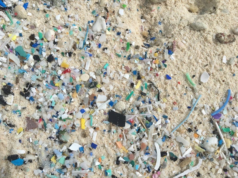 Pláže Kokosových ostrovů pokrývají stovky tun plastového odpadu.