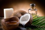 Kokosový olej skutečně mírně urychluje metabolismus, ale zároveň obsahuje horší složky než sádlo.