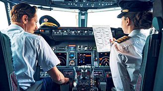 V kokpitu letadla dnes běžně sedí dva lidé, a to pilot a kopilot. V kokpitu letadla dnes běžně sedí dva lidé, a to pilot a kopilot.