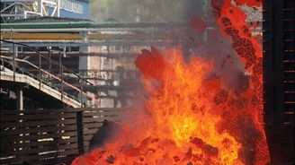 OBRAZEM: V Dębieńsku vyhasly plameny. Koksárnu likviduje těžká technika