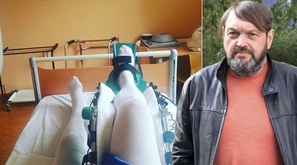 Josef Kokta si proto z nemocničního lůžka vyfotil operovanou nohu. S tou potom pozdravil své fanoušky na Facebooku.