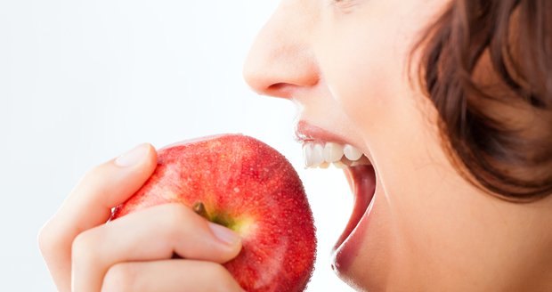 Víte, že většina lidí jí jablko špatně?