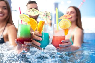 Zůstaňte v plavkách a mějte postavu pod kontrolou: Který alkoholický koktejl má nejméně kalorií?