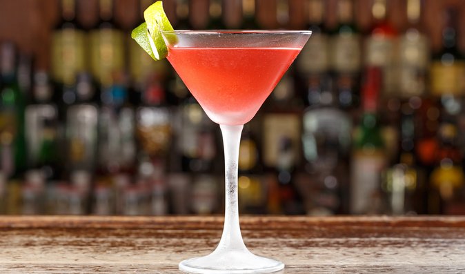 Cosmopolitan se podává zásadně bez ledu, v namrazené sklence na Martini ve tvaru do písmene „V“, takzvané koktejlce, ozdobený spirálou čerstvé citronové či pomerančové kůry