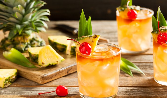 Podávat koktejl Mai-Tai můžete v podstatě v jakékoliv sklenici, ozdobený koktejlovou třešní a lístky čerstvé máty. Pokud ale chcete být originální, naservírujte ho hostům ve vydlabaném ananasu