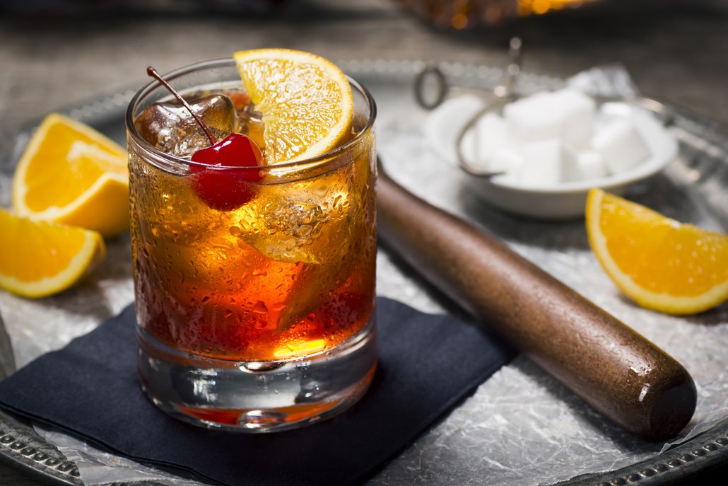 Whiskey sour podávejte na ledu nebo jen tak, dozdobte plátkem limetky, citronu, případně koktejlovou třešní