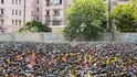 Třicet tisíc sdílených jízdních kol roztroušených po Šanghaji. Dopravní komise oznámila, že společnosti, které sdílejí kola, by měly včas vyčistit město od svých bicyklů.