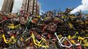 30.000 sdílených jízdních kol roztroušených po Šanghaji. Komise městské dopravy oznámila, že společnosti, které sdílejí kola, by měly včas vyčistit město od svých bicyklů.