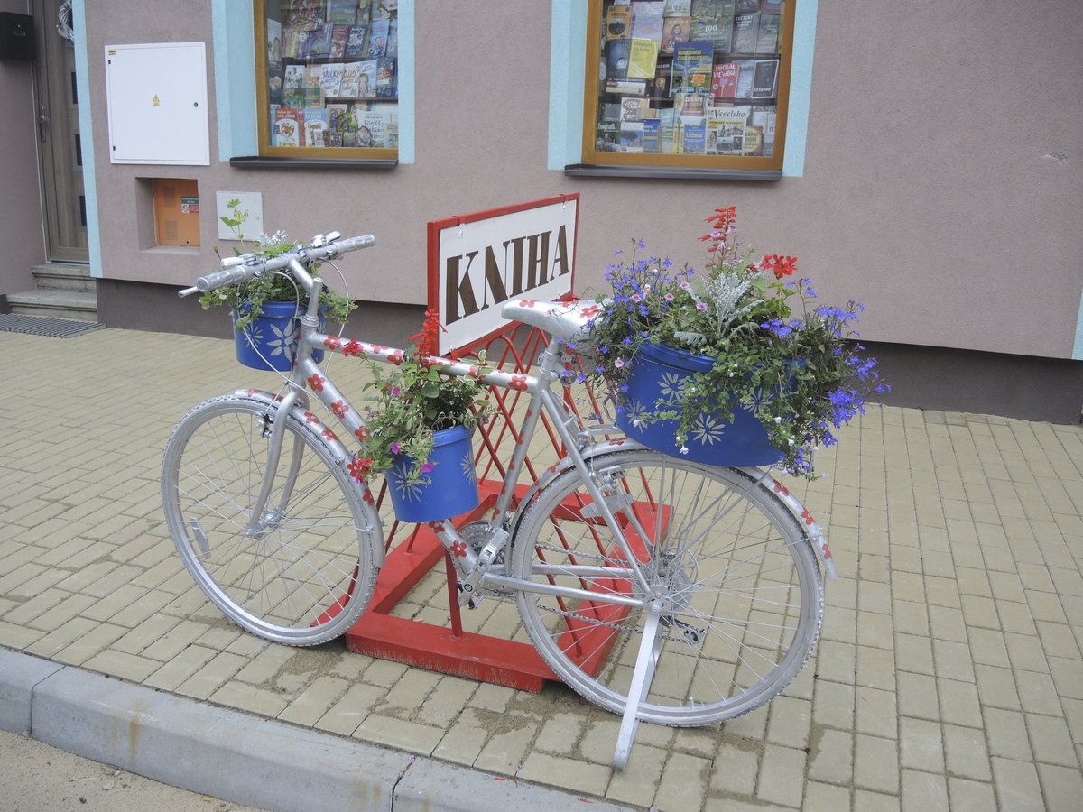 Majitelé knihkupectví, manželé Přibylovi, při zdobení kola nešetřili stříbrnou barvou.