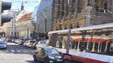 Doprava v centru Prahy zkolabovala: Tramvaje a auta ucpala okolí Národního divadla