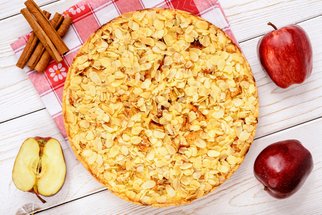 Sypaný jablečný koláč podle Moniky Absolonové: Naprosto jednoduchý a skvělý