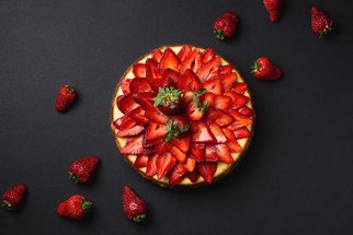 Co upéct na víkend? Udělejte si lahodný tvarohový koláč s jahodami!