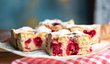 Bublanina je tradičním koláčem připravovaným z mnoha druhů ovoce, doplnit jej však můžeme také sladkou drobenkou