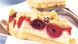 Recept dne: Třešňový koláč s tvarohem a mandlovým sypáním