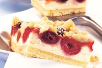 Recept dne: Třešňový koláč s tvarohem a mandlovým sypáním