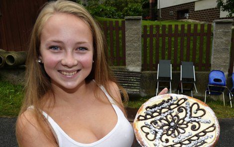 Jana Veberová (17) ukazuje pravý chodský koláč, který pomáhala upéct.