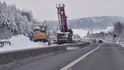 Dělníci odklízejí 16. prosince 2018 sníh na 96. kilometru v opravovaném úseku dálnice D1 s uzavřenými levými pruhy mezi Humpolcem a Větrným Jeníkovem. Ředitelství silnic a dálnic (ŘSD) poslalo firmě Geosan Group příkaz rozšířit jízdní pruhy (16.12.2018)