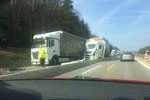 Nehoda dvou kamionů ochromila v pátek dopoledne provoz na D1 na 164. kilometru ve směru na Brno. Kolona uvízlých aut dosáhla před polednem 13 kilometrů.