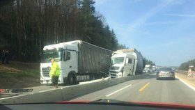 Nehoda dvou kamionů ochromila v pátek dopoledne provoz na D1 na 164. kilometru ve směru na Brno. Kolona uvízlých aut dosáhla před polednem 13 kilometrů.