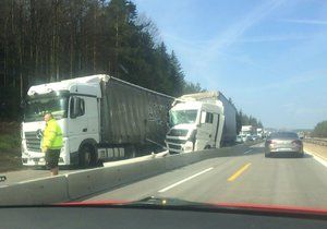 Nehoda dvou kamionů ochromila v pátek dopoledne provoz na D1 na 164. kilometru ve směru na Brno. Kolona uvízlých aut dosáhla před polednem 13 kilometrů.