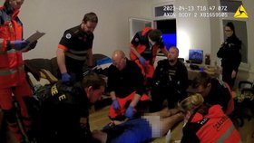 Záchranáři a policisté oživují muže, který zkolaboval při hraní počítačové hry.