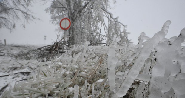 O Silvestru to bude klouzat. Ledovka pokryje silnice a chodníky v pěti krajích