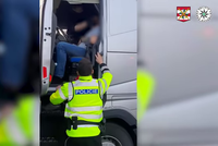 Kamioňák zkolaboval za volantem: Oživila ho pohotová policejní hlídka!