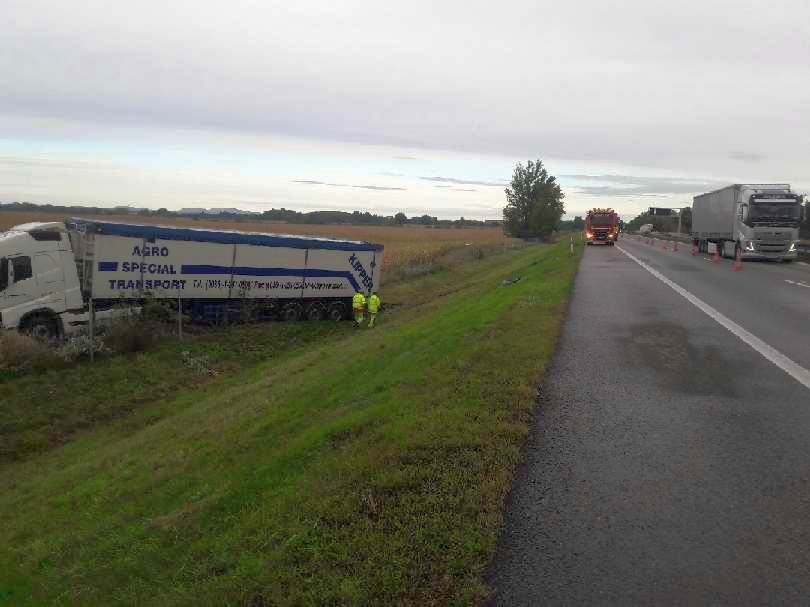 Řidič maďarského kamionu ve středu ráno zkolaboval a zemřel na dálnici D2 u Břeclavi, neovladatelné vozidlo sjelo do příkopu. Příčinu úmrtí objasní až pitva.