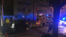 Starší žena v pondělí večer zkolabovala za volantem osobáku v Brně. Přes veškerou pomoc záchranářů při převozu do nemocnice zemřela.