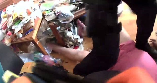VIDEO: „Maminko, neumírej!“ Žena při obědě spadla ze židle, oživovali ji 40 minut