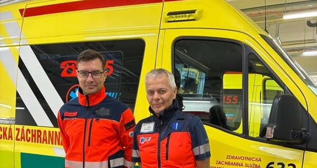Janino poděkování patří i záchranáři Ondřeji Vymazalovi (vlevo) a řidiči velké sanitky Karlu Novotnému.