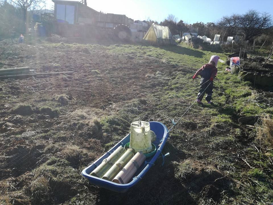 Na farmě jim pomáhají jejich malé děti.