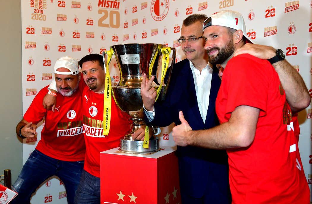 Gólman Ondřej Kolář slaví mistrovskou trofej s šéfem Slavie Jaroslavem Tvrdíkem